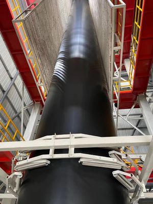 滑らかな表面 HDPE 地膜 幅 1 から 12 メートル 貯水池の敷き布団と環境保護プロジェクトのために設計