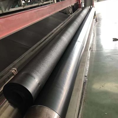 幅1〜12メートルのジオメンブレンで、貯水池ライナーや浸食制御システムに適した、破断時伸び率700%以上を提供します。