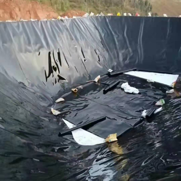 農業および産業用途における耐久性のある漏れ防止バリア用の耐穿刺性 HDPE ジオメンブレン ライナー