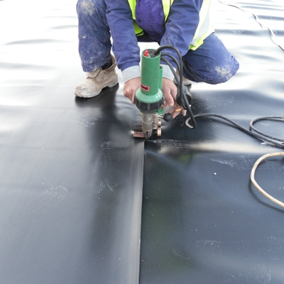 農業および産業用途における耐久性のある漏れ防止バリア用の耐穿刺性 HDPE ジオメンブレン ライナー