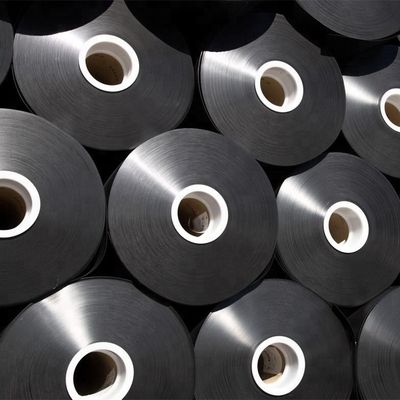 長さ50〜100mのHDPEジオメンブレンライナーで、引張強度は15MPa以上、カーボンブラック含有率は2.0〜3.0パーセント