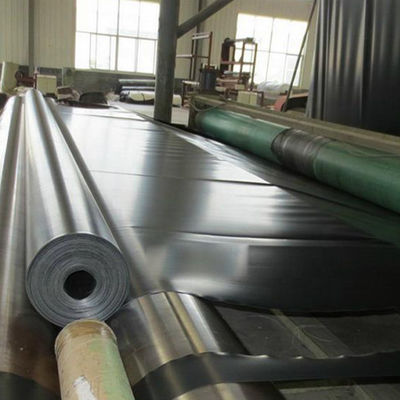 滑らかな表面 HDPE 地膜 幅 1 から 12 メートル 貯水池の敷き布団と環境保護プロジェクトのために設計