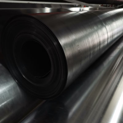 引裂抵抗20N HDPEジオメンブレンライナー、破断時伸び700パーセント、引裂強度25KN/メートル