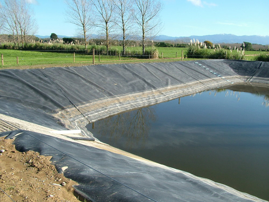 織られる堅いHDPE LDPE合成のGeomembraneの反浸透の不浸透性の滑らか
