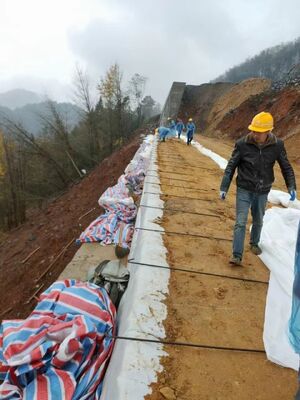 白い織物地質繊維布 長さ50m 100m CBR穿孔強度 ≥12KN 土壌安定化および侵食制御プロジェクトに最適